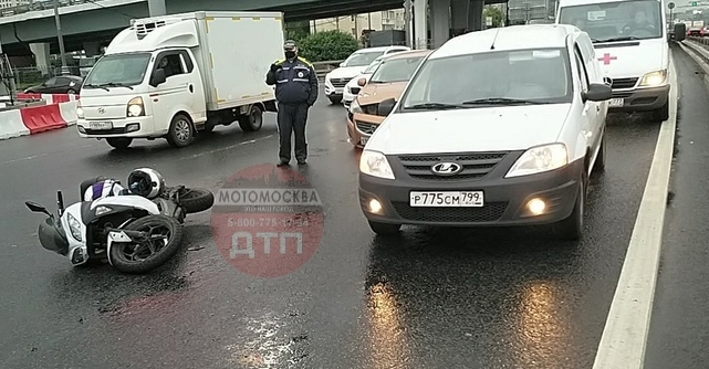 На Хорошевской эстакаде произошла двойная авария
