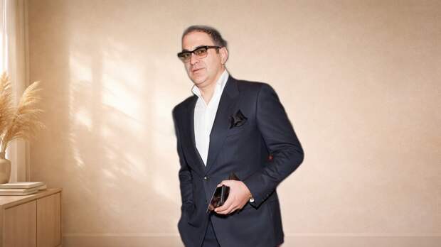 «Квартиру подарил, но ключи не передал»: как 56-летний Гарик Мартиросян ушел из Comedy Club, а его жена не поверила в «измену» с молодой актрисой