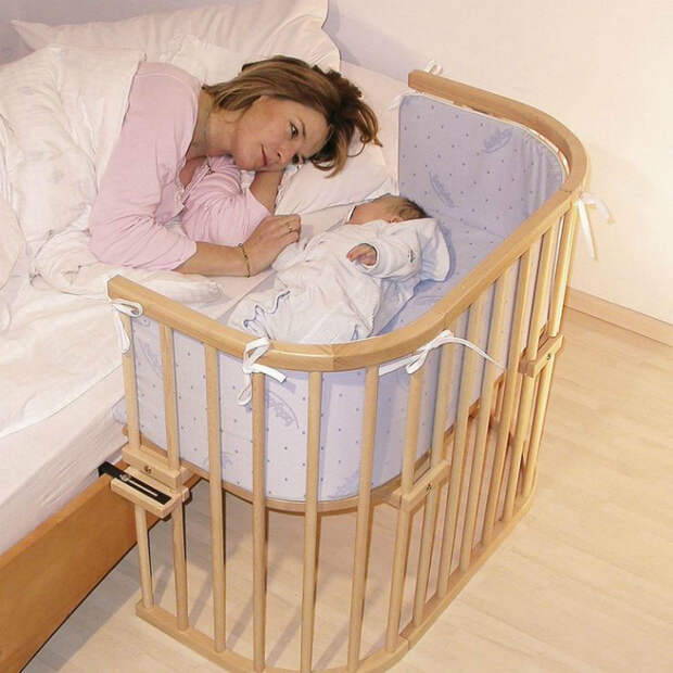 Компактная кроватка для малыша, которая состоит из трех стенок и крепления, которое можно присоединить к взрослой кровати.