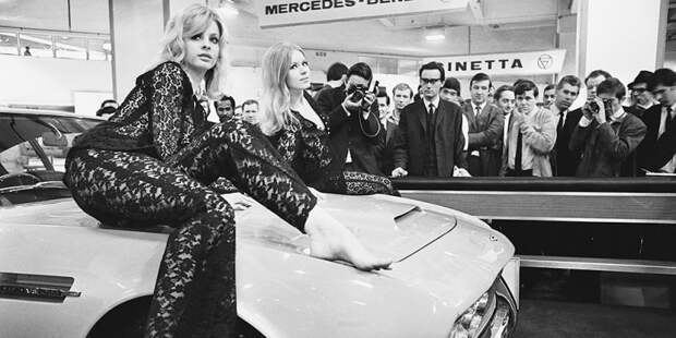 Aston Martin DBS V8, мотор-шоу в Эрлс Корт (Лондон), октябрь 1969 года автовыставка, девушки, девушки и авто, ретро фото