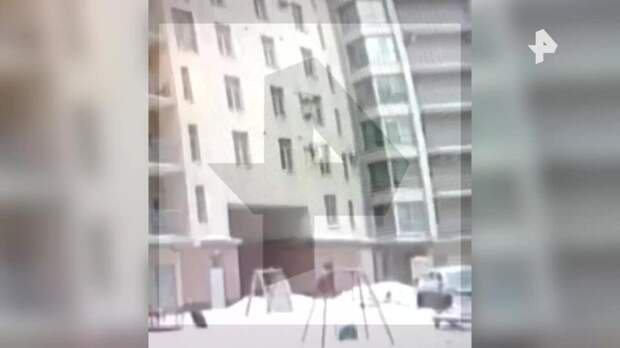 РЕН ТВ публикует видео, как дворник поймал выпавшего из окна ребенка