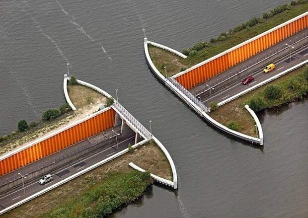 Акведук Veluwemeer, соединяющий материковую Голландию с искусственным островом.