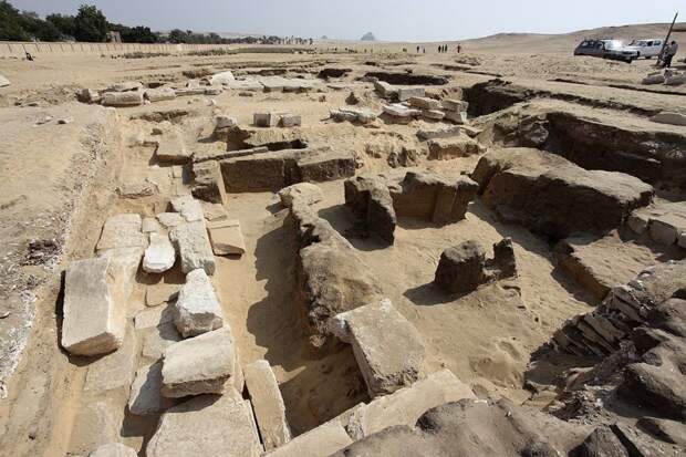 Чешские ученые и археологи Министерства по делам древностей Египта обнаружили в районе Абусира руины храма, построенного во время правления Рамсеса II 3200 лет назад Рамсес II, археолог, египет, находка, развалины, фараон, храм