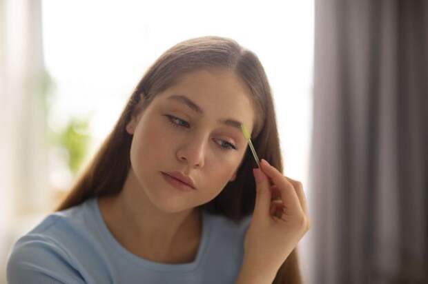 Как выбрать сыворотку для ресниц и бровей: понятное руководство без пустых обещаний