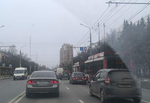 На проспекте Ленина в Туле из-за обрыва проводов встали троллейбусы