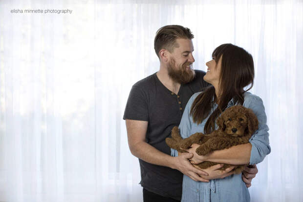 Эта пара устала от того, что их спрашивают про детей, и устроила своему псу «фотосессию новорожденного»