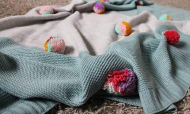 Как украсить вязаное покрывало помпонами Плед из помпонов своими руками - лучшие идеи