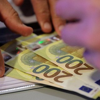 Курс евро вырос до максимума за три недели