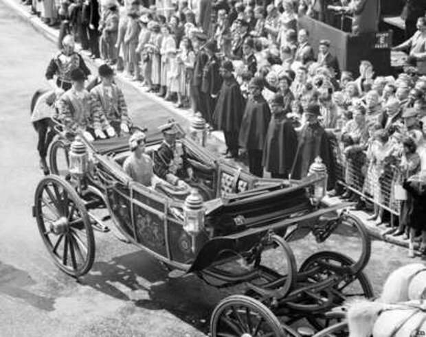 Проезд к Букингемскому дворцу в карете с королевой Елизаветой, 1960