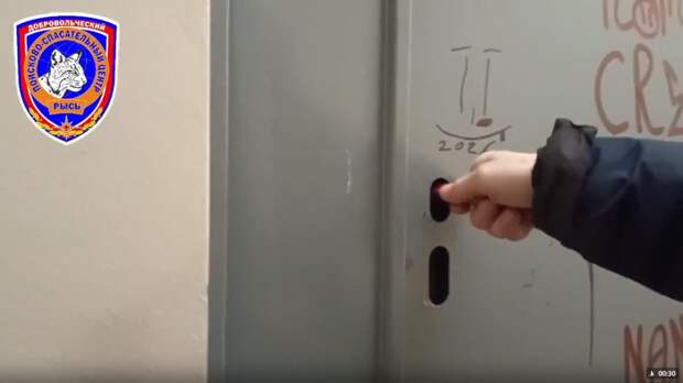 Подростки, пытаясь сделать необычные фотографии, застряли на крыше многоэтажки