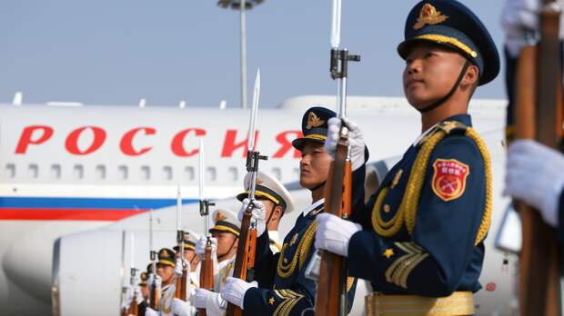 "Под строжайшей охраной прямо в КНР": подробности сделки Москвы и Пекина