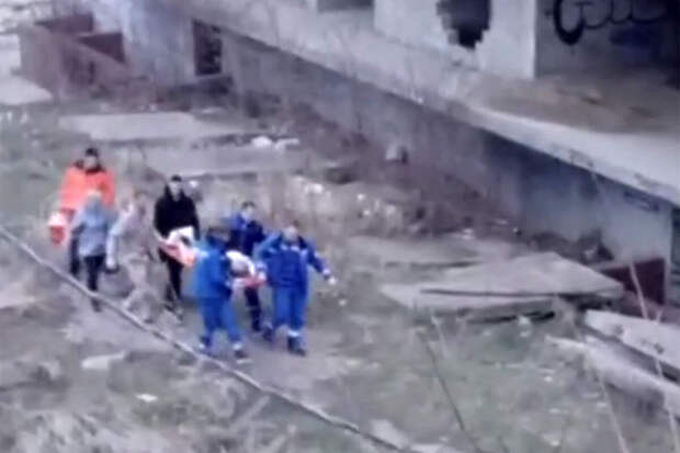 В Краснодаре девочка сорвалась с высоты в заброшенном здании и попала в больницу