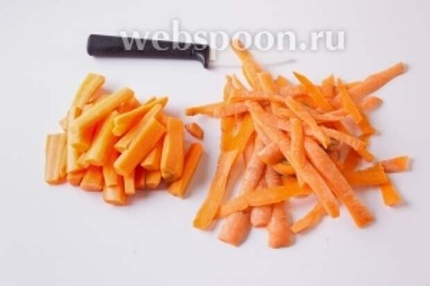 Чистим морковь и режем её на куски размером с мизинчик.