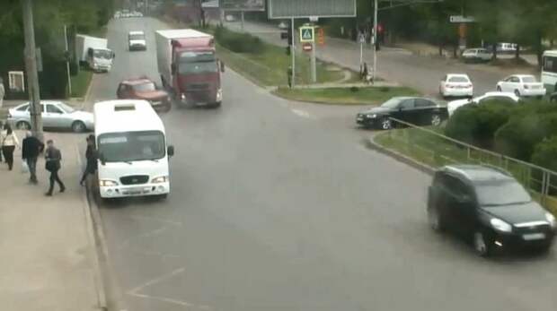 Нива с неисправными тормозами из Краснодара авария, авто, авто авария, вазовские тормоза, видео, дтп, занос, нива