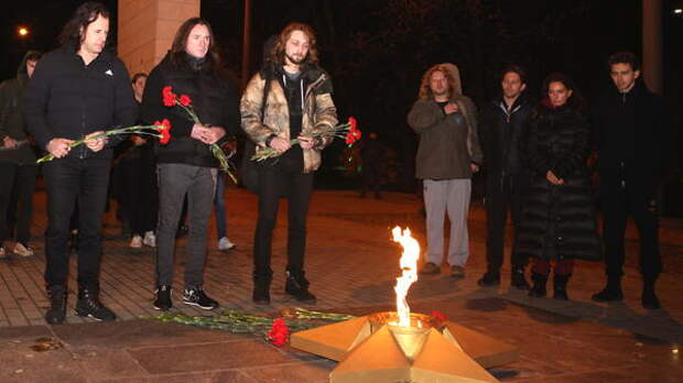 Агитбригада «Русского Радио» возложила цветы к вечному огню в Мелитополе и дала концерт в Луганске
