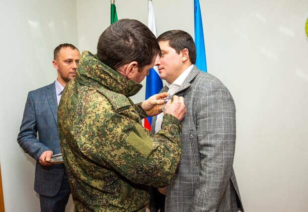 Радмир Беляев получил медаль Z «Труженик тыла» за помощь бойцам СВО