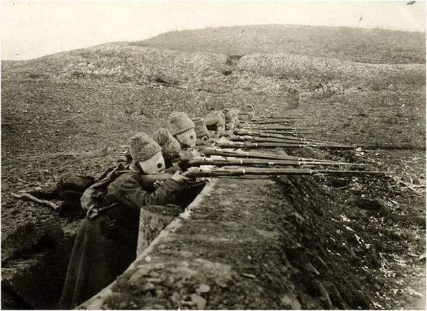Учебная стрельба нижних чинов 280-го пехотного Сурского полка в противогазах, 1916 г.