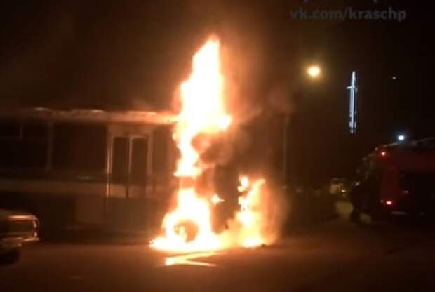 Сгоревший цлс. Горящий автобус ночью. Сгорел автобус на АК мечети. Сгоревшие ПАЗИКИ.
