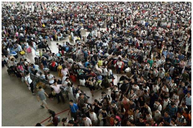 Пассажиры на жд.станции в первый день китайского осеннего фестиваля в Ухане, провинция Хубэй интересное, люди, масса, перенаселение, скопление, толпа