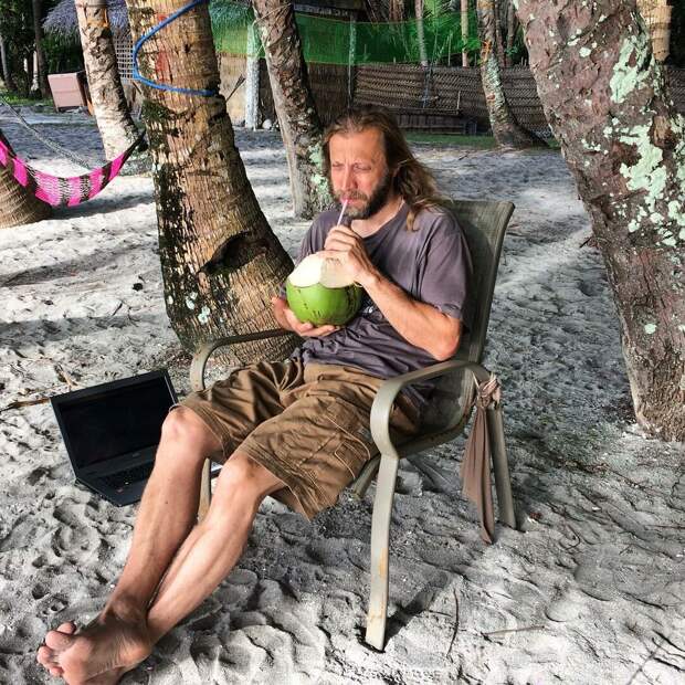 Ваш покорный слуга, в Акимовой бухте. Сейчас попьет "буко" (сок молодого кокоса) и продолжит писать статью для вас.