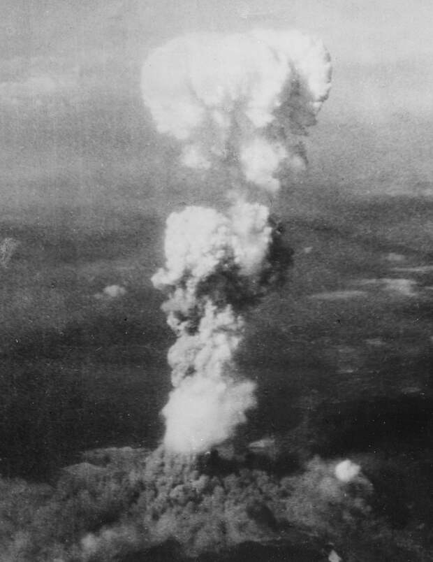 Хиросима — 64 года спустя 8. Растущий ядерный «гриб» над Хиросимой вскоре после 8:15, 5 августа 1945. Когда порция урана в бомбе прошла стадию расщепления, она мгновенно была превращена в энергию 15 килотонн тротила, нагрев массивный огненный шар до температуры 3 980 градусов по Цельсию. Нагретый до предела воздух и дым быстро поднялся в атмосфере, словно огромный пузырь, поднимая за собой столп дыма. К тому времени, как было сделано это фото, смог поднялся на высоту 6 096,00 м над Хиросимой, в то время как дым от взрыва первой атомной бомбы разлетелся на 3 048,00 м у основания колонны. (U.S. National Archives)