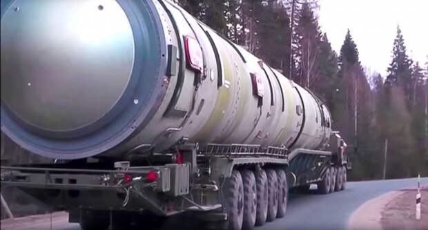 На фото: российский ракетный комплекс наземного шахтного базирования РС-28 "Сармат" с тяжелой жидкостной межконтинентальной баллистической ракетой "Сармат", которая разрабатывалась с 2000-х годов специалистами АО "Государственный ракетный центр им. В. П. Макеева" в качестве замены комплекса Р-36М2 "Воевода".