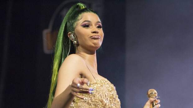 Певица Карди Би сменила пять нарядов на церемонии American Music Awards в США