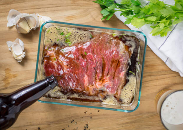 Пиво – прекрасная база для маринования любых мясных блюд. /Фото: draftmag.com Пиво – прекрасная база для маринования любых мясных блюд. /Фото: draftmag.com