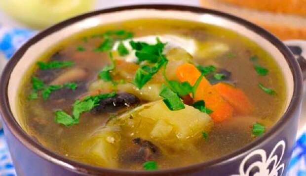 Грибной суп с маринованными огурцами: готовим первое блюдо в мультиварке