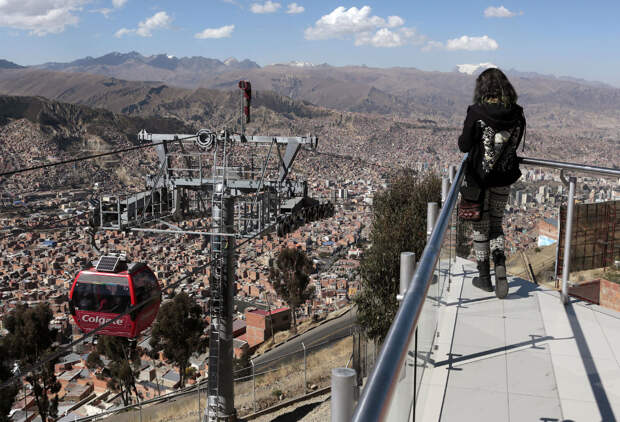 Вид на канатную дорогу в городе Ла-Пас