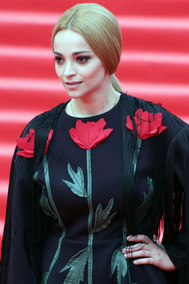 Теона Дольникова Теона Дольникова