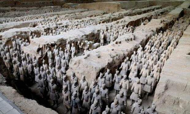 Пирамида первого императора Китая и его терракотовая армия  Гробница первого китайского императора Цинь Ши Хуан Ди, обнаруженная в 1974 году, была внесена в список Всемирного наследия ЮНЕСКО.