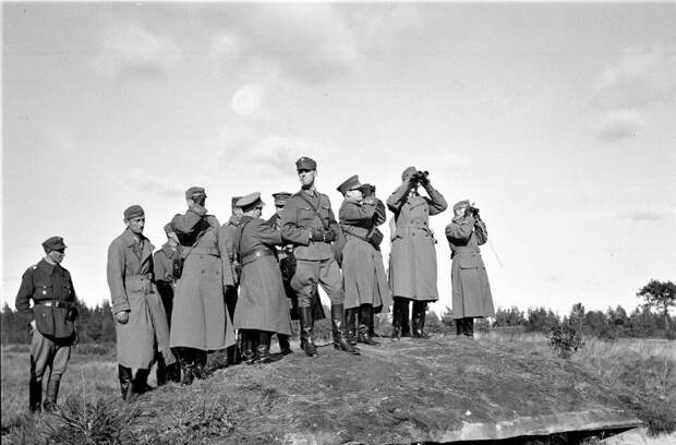 Осень 1941 года. Маннергейм рассматривает позиции Красной армии. Немцы также рассматривали окраины Москвы в бинокль. Да вот вступить в нее у них не получилось.