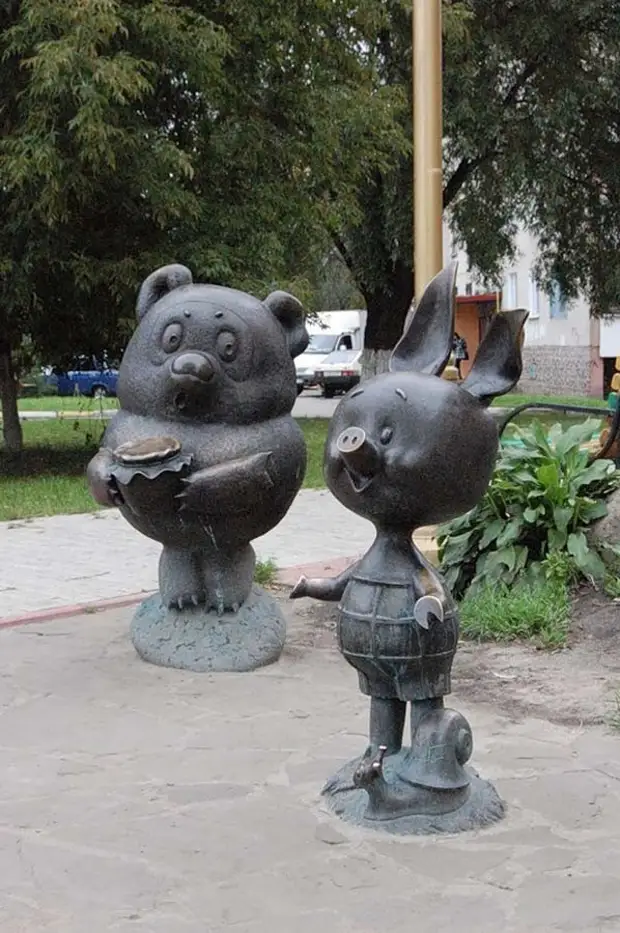 Памятник герою мультфильма. Раменское памятник Винни пуху. Памятник Винни пуху и Пятачку в Раменском. Памятники Винни пуху и Пятачку в мире. Памятник Винни пуху и Пятачку.