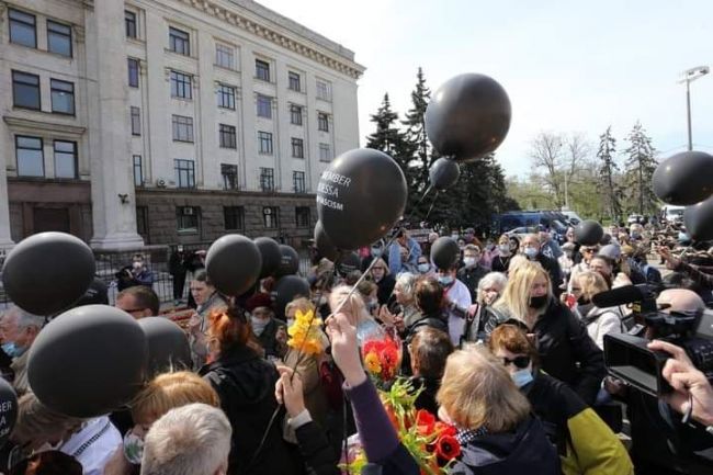 Тысячи цветов у Дома профсоюзов — это кошмар украинской власти, — фоторепортаж