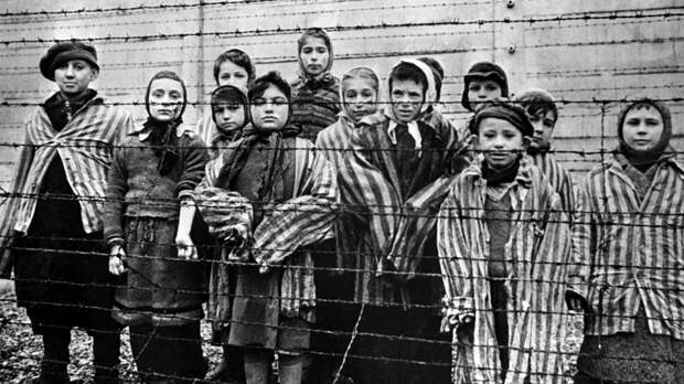 «Чудовищные преступления»: Путин призвал не забывать ужасы Освенцима