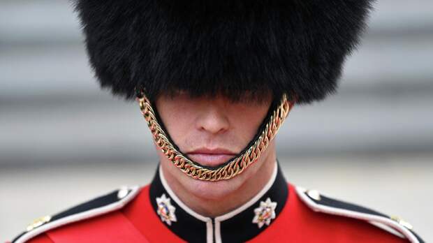 "Не по себе". Защищать Британию будут деды с клюками и юнцы под кайфом