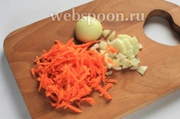 Сделать зажарку для супа из лука и моркови на растительном масле.