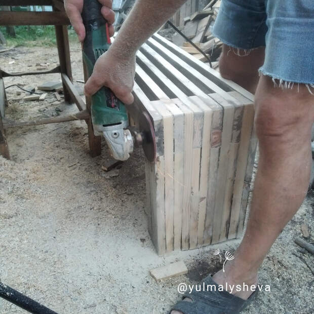 Финишную шкурку нашей скамейки решили делать уже поле сборки