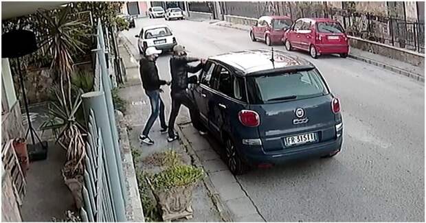 Итальянские преступники угнали автомобиль необычным способом Итальянские преступники угнали автомобиль необычным способом