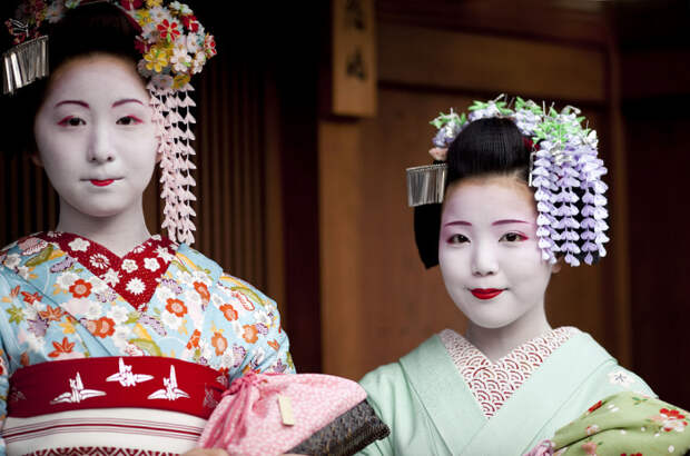 Юные майко из Киото. У девочки накрашена только одна нижняя губа – характерный признак младшей майко. 