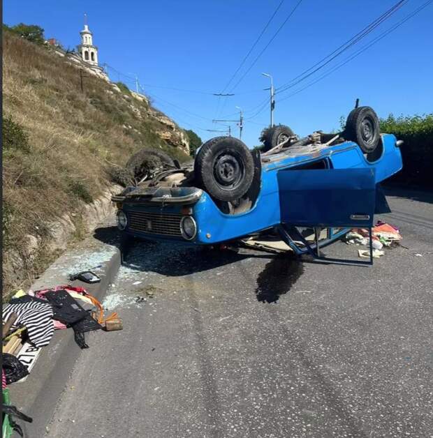 Легковой автомобиль с пенсионеркой перевернулся в Севастополе