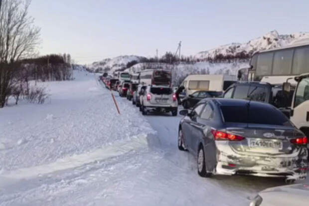Около 200 машин и автобусы застряли в пробке из-за метели в районе Териберки