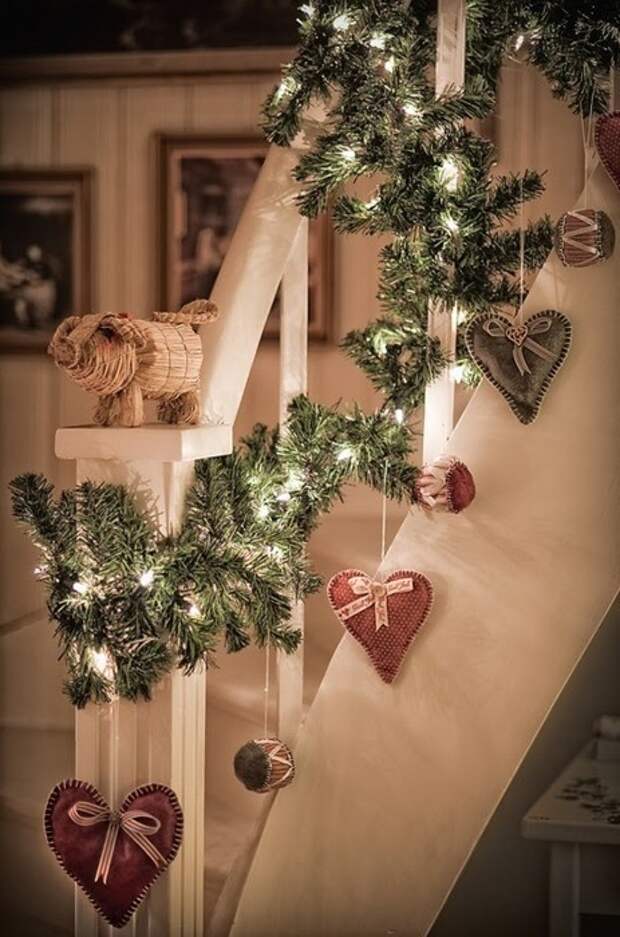 Дизайн интерьера. Потрясающие идеи украшения лестниц к Рождеству (72) (463x700, 218Kb)