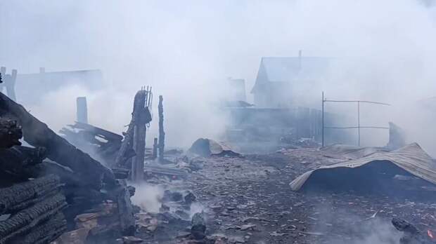 Ночной пожар уничтожил участок с домом многодетной семьи в Башкирии