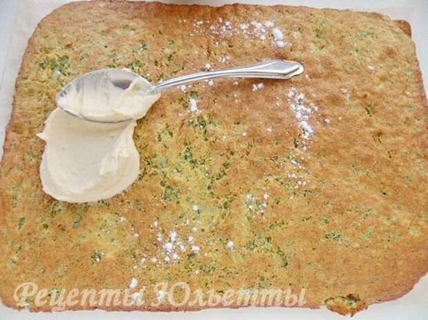смазываем корж кремом