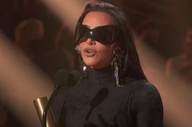 Dress Code. В Санта-Монике прошла премия People's Choice Awards. Среди гостей — Ким Кардашьян, Кристина Агилера, Холли Берри