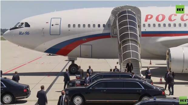 Появились кадры выхода Путина из самолета перед саммитом в Женеве