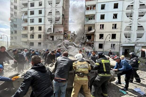 Три спасателя пострадали при обрушении крыши дома в Белгороде