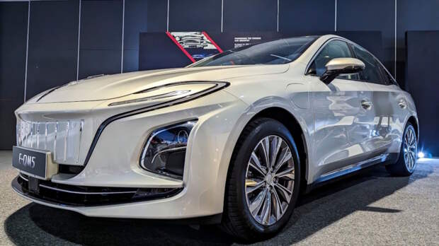 Hongqi представил электроседан E-QM5 с системой быстрой замены батареи